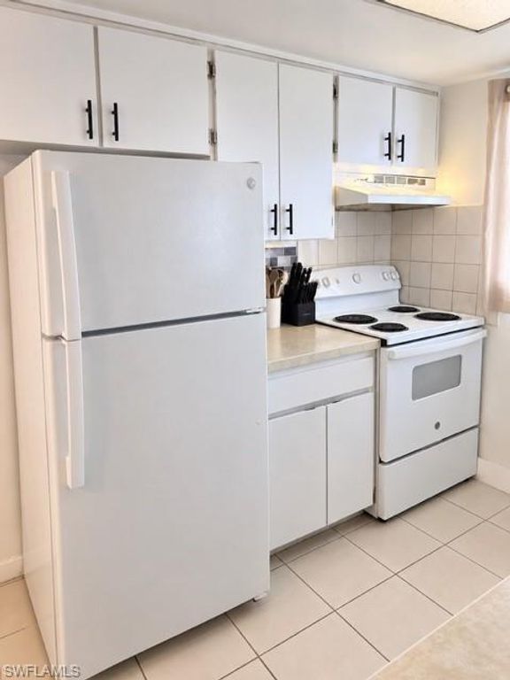 Image 7 of property listing at 1017 SE 39th TER, Cape Coral, FL 33904
