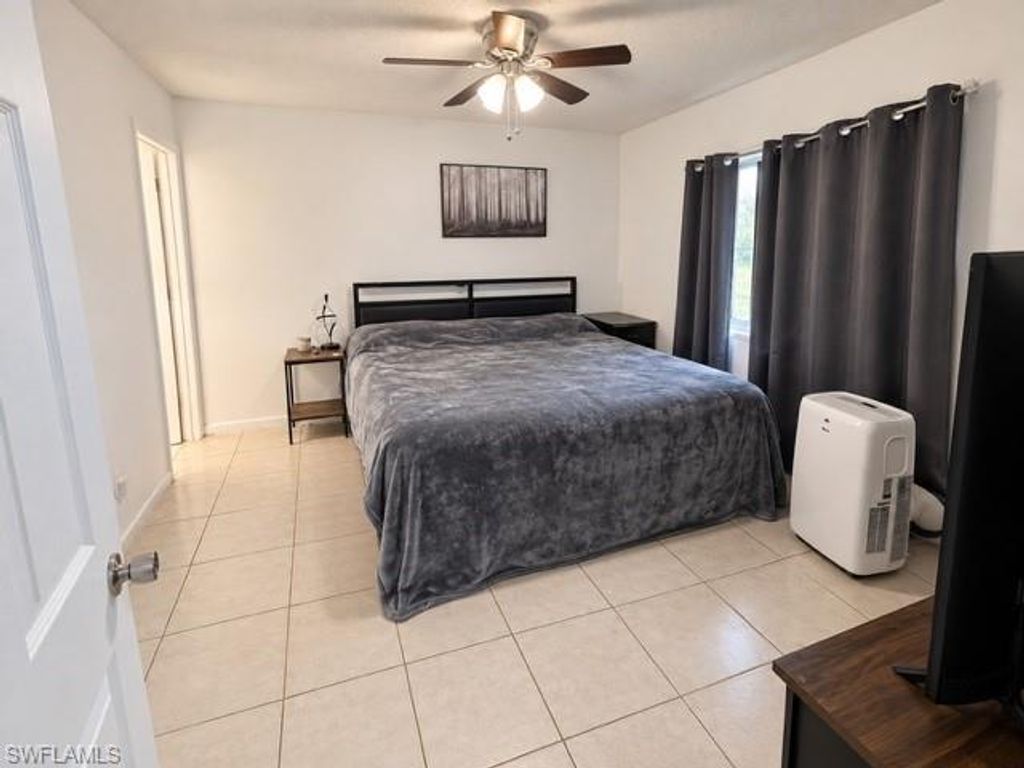 Image 8 of property listing at 1017 SE 39th TER, Cape Coral, FL 33904