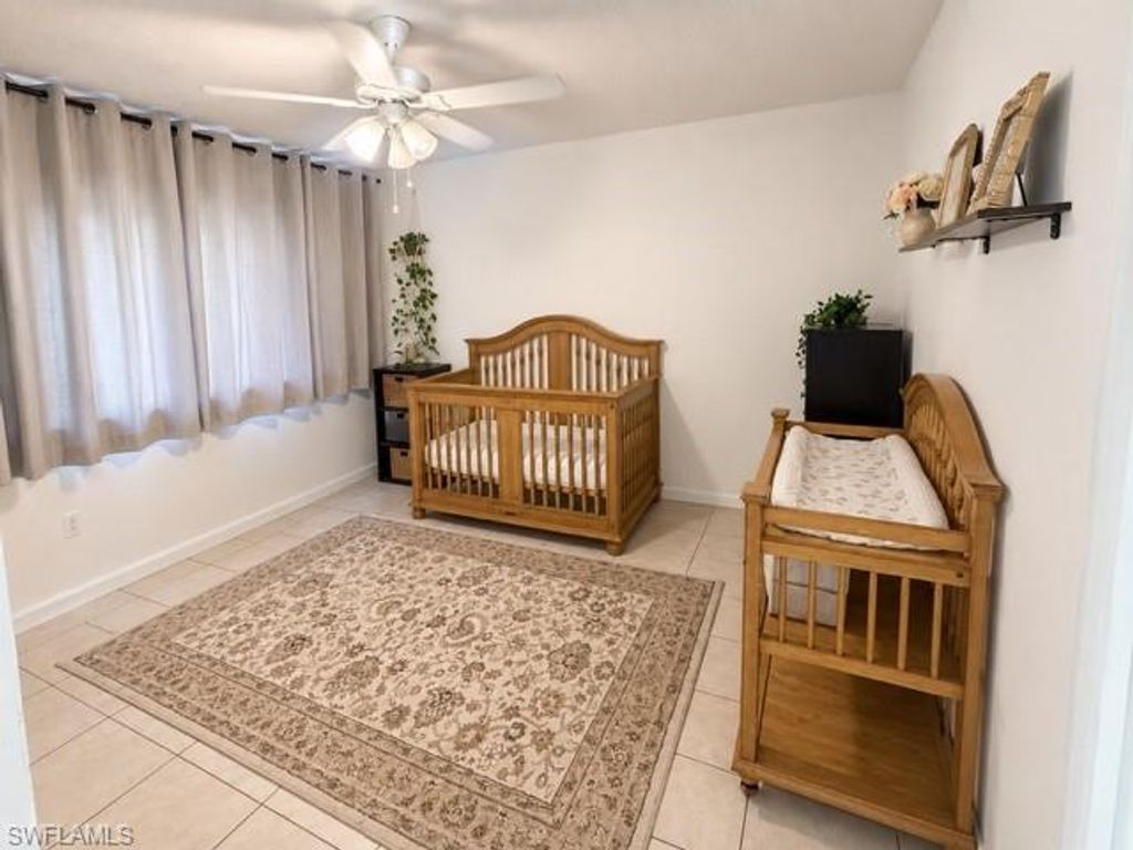Image 9 of property listing at 1017 SE 39th TER, Cape Coral, FL 33904
