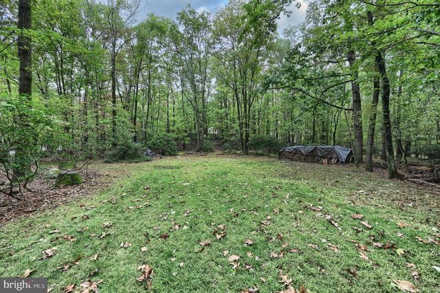 811 LAUREL WOODS LN, Hanover, PA 17331