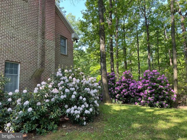 811 LAUREL WOODS LN, Hanover, PA 17331