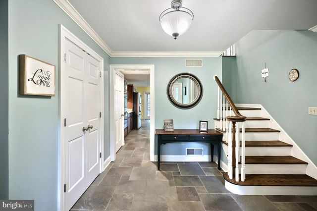 811 LAUREL WOODS LN, Hanover, PA 17331