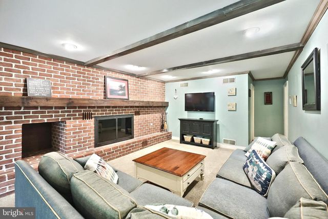 811 LAUREL WOODS LN, Hanover, PA 17331
