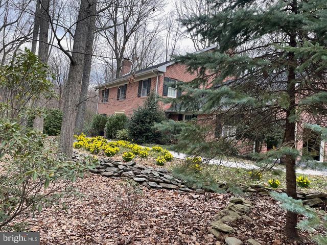 811 LAUREL WOODS LN, Hanover, PA 17331