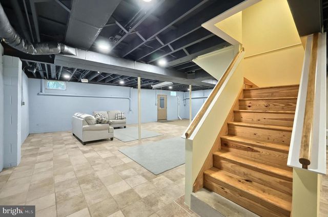 811 LAUREL WOODS LN, Hanover, PA 17331