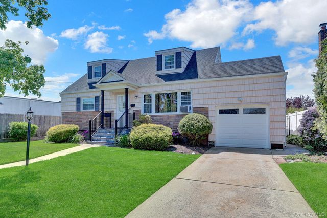 202 N Kings Avenue, Massapequa, NY 11758
