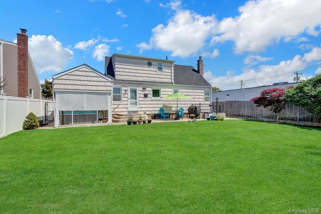 202 N Kings Avenue, Massapequa, NY 11758