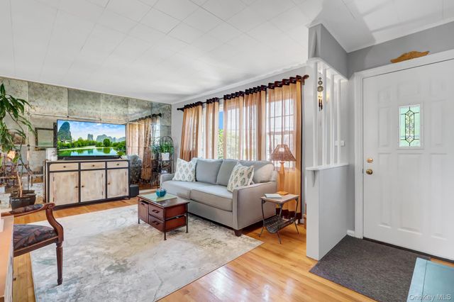 202 N Kings Avenue, Massapequa, NY 11758