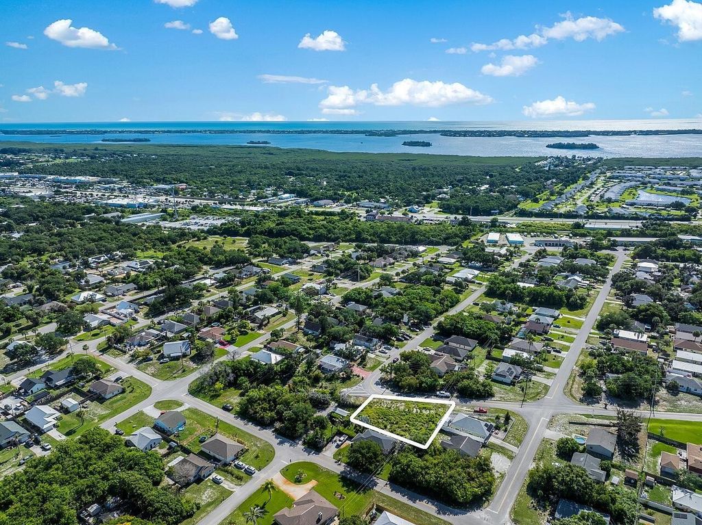1325 2nd Road SW, Vero Beach, FL 32962