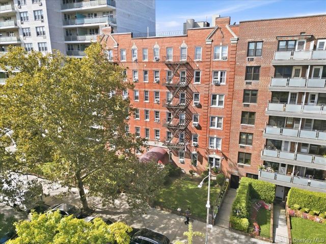 360 Ocean Parkway 5G, Brooklyn, NY 11218