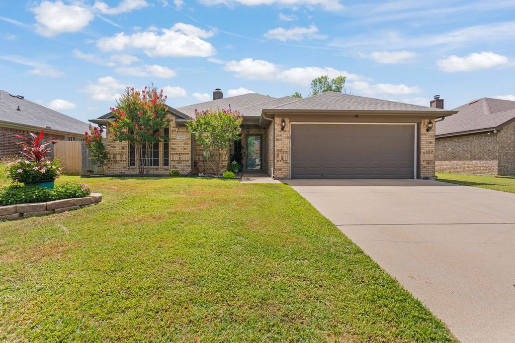 1017 Winepress Road, Burleson, TX 76028