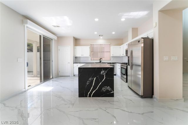 8529 Lost Gold Avenue, Las Vegas, NV 89129