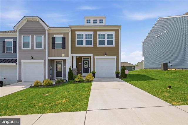 107 CLIFTON MNR, Falling Waters, WV 25419