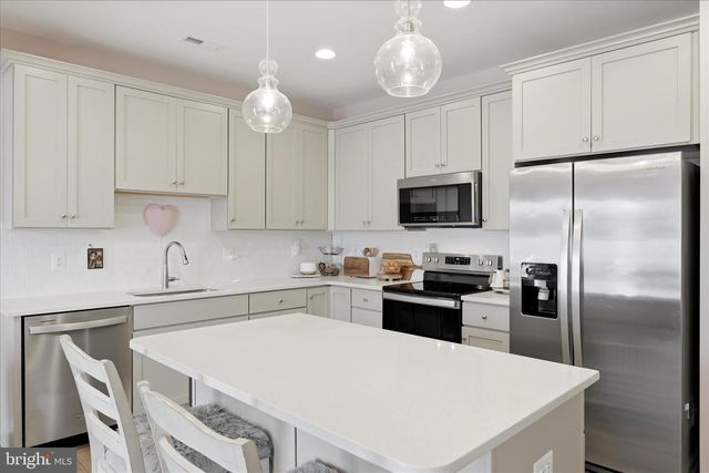 107 CLIFTON MNR, Falling Waters, WV 25419
