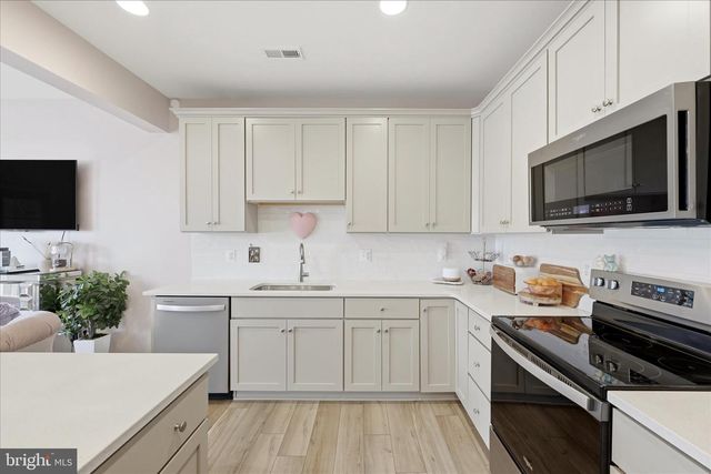 107 CLIFTON MNR, Falling Waters, WV 25419