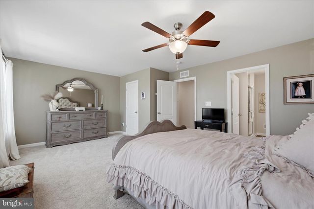 107 CLIFTON MNR, Falling Waters, WV 25419