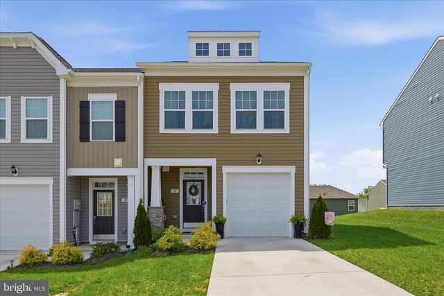 107 CLIFTON MNR, Falling Waters, WV 25419