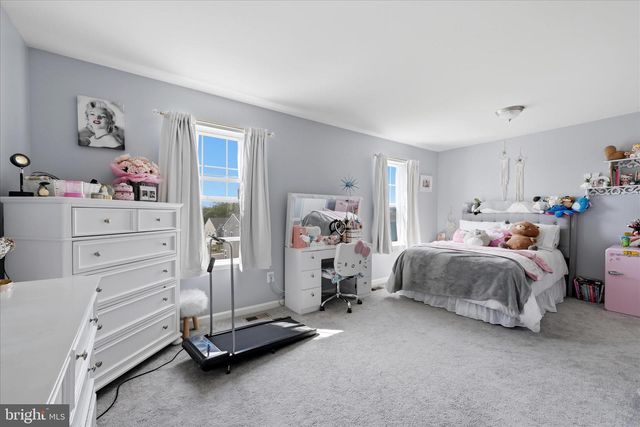 107 CLIFTON MNR, Falling Waters, WV 25419