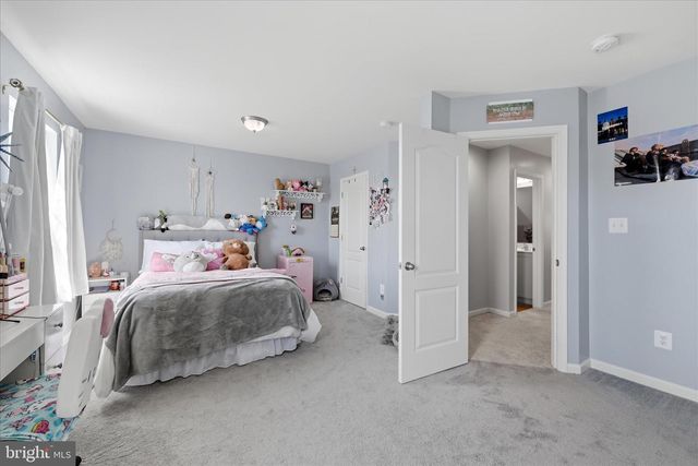107 CLIFTON MNR, Falling Waters, WV 25419