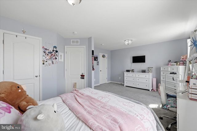 107 CLIFTON MNR, Falling Waters, WV 25419