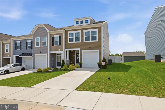 107 CLIFTON MNR, Falling Waters, WV 25419
