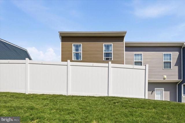 107 CLIFTON MNR, Falling Waters, WV 25419