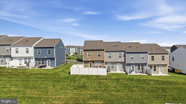107 CLIFTON MNR, Falling Waters, WV 25419