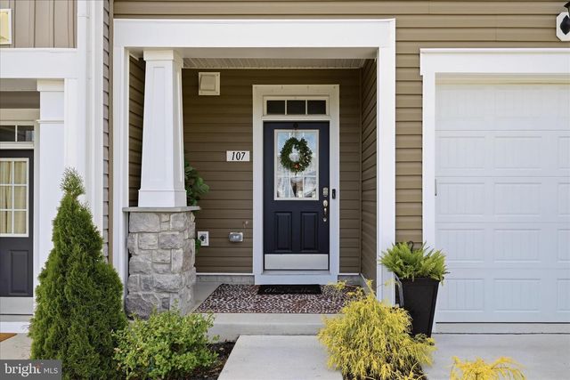 107 CLIFTON MNR, Falling Waters, WV 25419