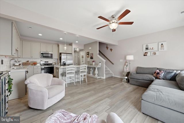 107 CLIFTON MNR, Falling Waters, WV 25419