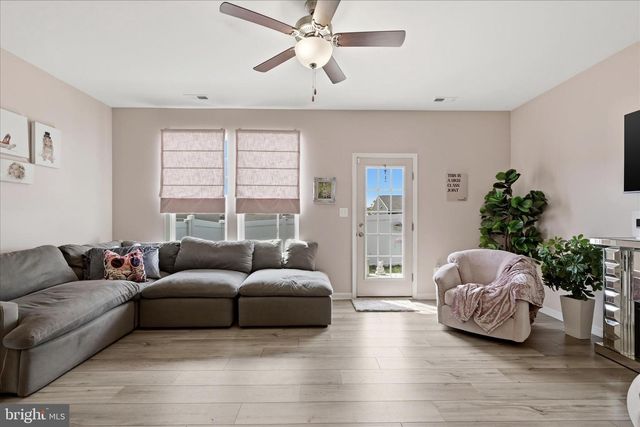 107 CLIFTON MNR, Falling Waters, WV 25419
