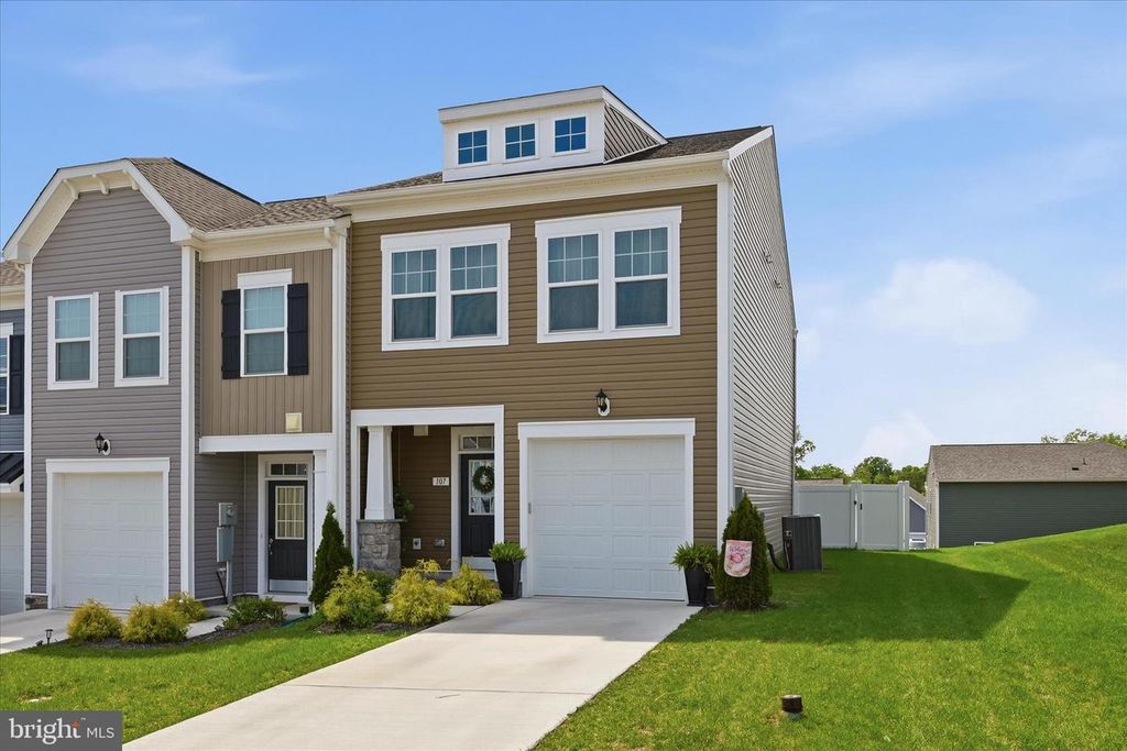 107 CLIFTON MNR, Falling Waters, WV 25419