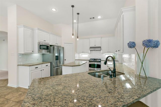 35 E Wolf Cabin Circle, Spring, TX 77389