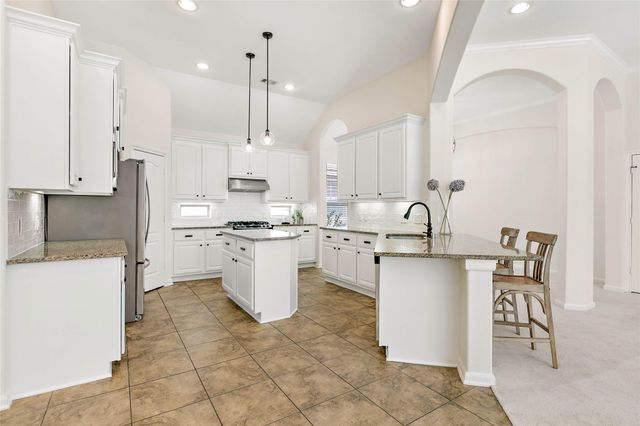 35 E Wolf Cabin Circle, Spring, TX 77389