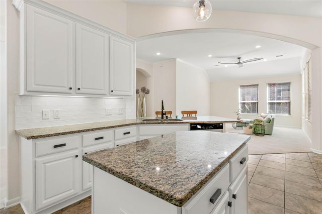 35 E Wolf Cabin Circle, Spring, TX 77389