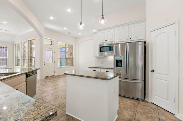 35 E Wolf Cabin Circle, Spring, TX 77389