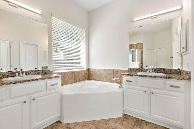 35 E Wolf Cabin Circle, Spring, TX 77389