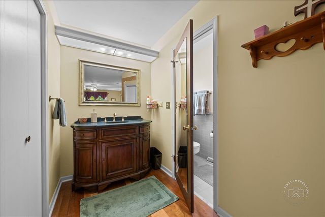 924 Royal Blackheath Court, Naperville, IL 60563