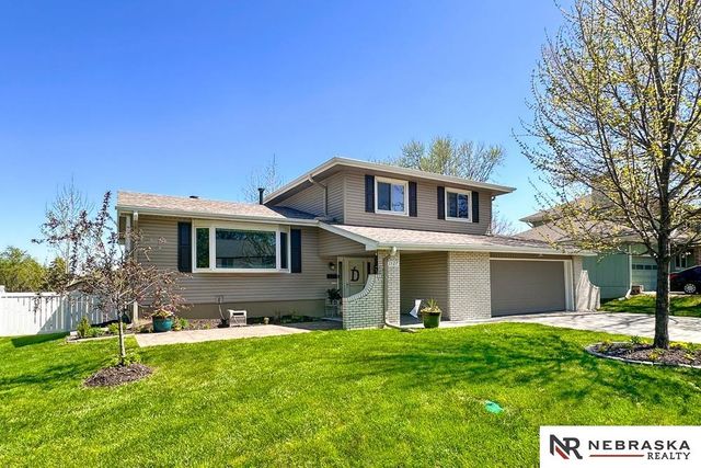 1127 Laport Drive, Papillion, NE 68046
