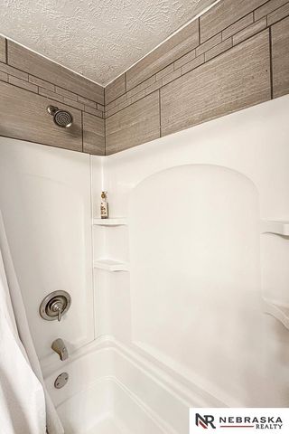 1127 Laport Drive, Papillion, NE 68046