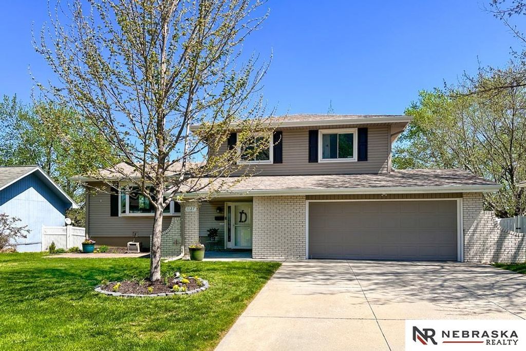 1127 Laport Drive, Papillion, NE 68046