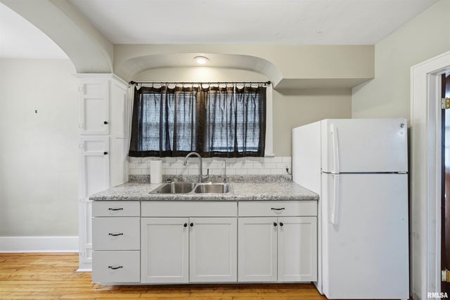 1129 W GILBERT Avenue, Peoria, IL 61604