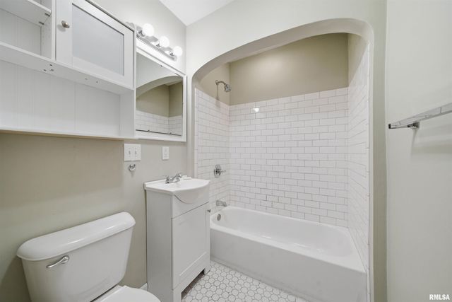 1129 W GILBERT Avenue, Peoria, IL 61604