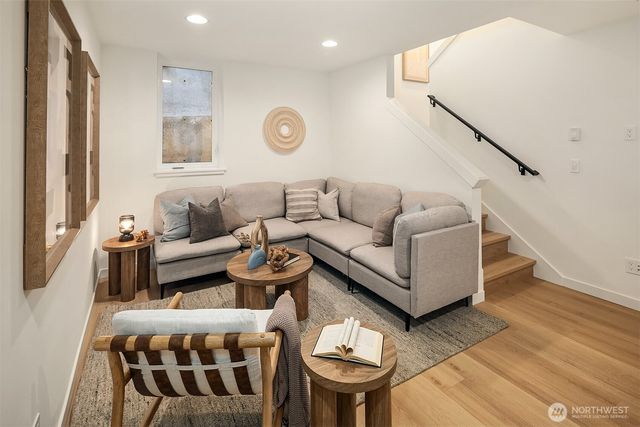 2530 30th Avenue W, Seattle, WA 98199