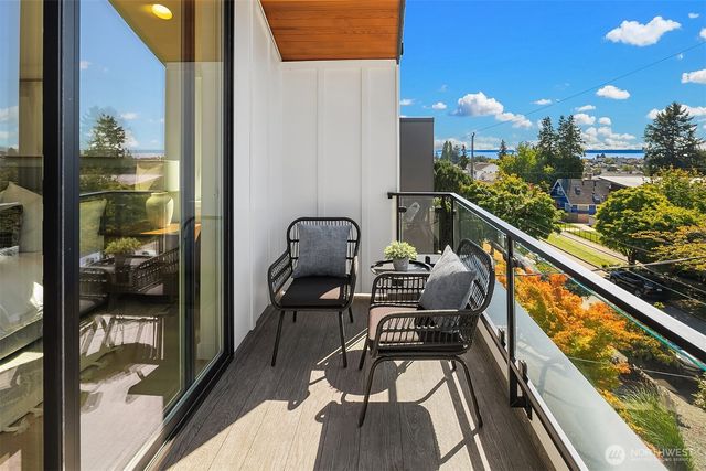 2530 30th Avenue W, Seattle, WA 98199