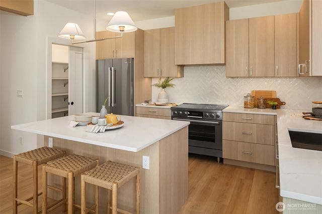 2530 30th Avenue W, Seattle, WA 98199