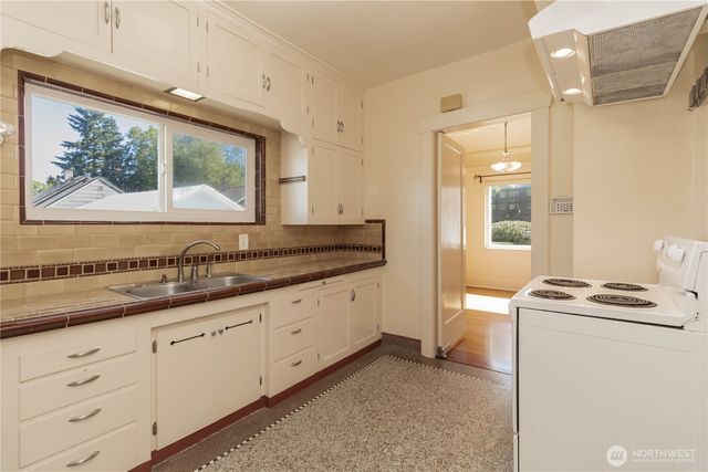 617 Burnett Avenue S, Renton, WA 98057