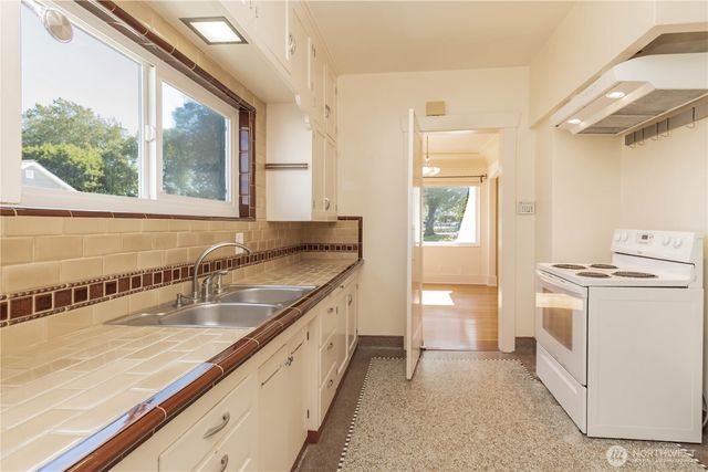 617 Burnett Avenue S, Renton, WA 98057