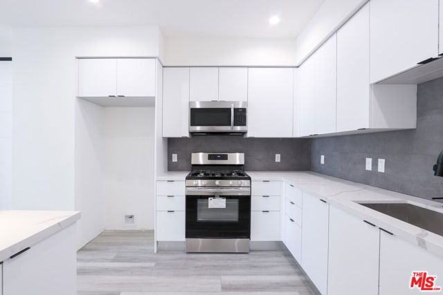 11800 Courtleigh Drive 404, Los Angeles, CA 90066