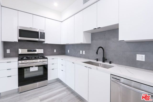 11800 Courtleigh Drive 404, Los Angeles, CA 90066