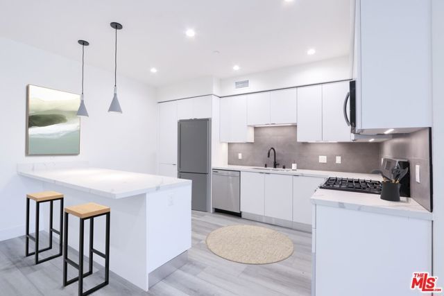 11800 Courtleigh Drive 404, Los Angeles, CA 90066